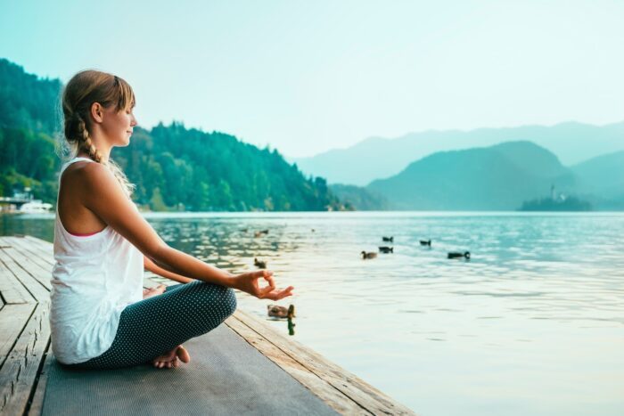 Alle donne sottoposte a fecondazione in vitro si consiglia di dedicarsi ad attività che aiutino a gestire lo stress, come la meditazione o lo yoga.